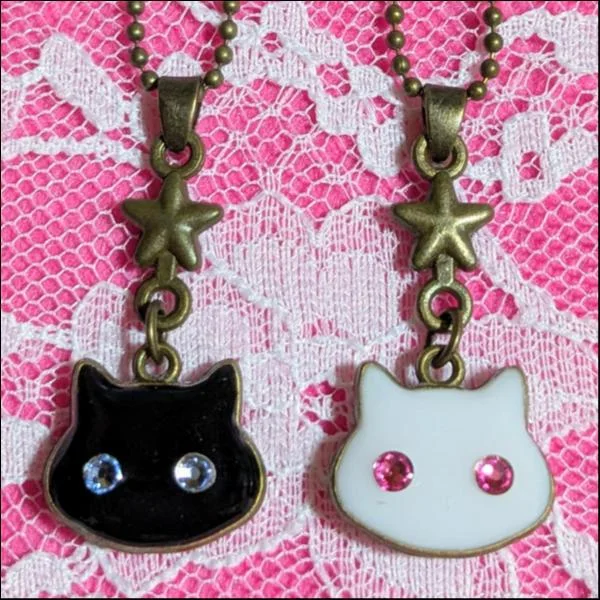 猫レジンボールチェーンキーホルダー2個セット/黒猫&白猫(金古美)