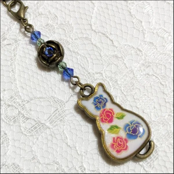 猫レジンストラップ/(レトロ薔薇柄/ホワイト)/金古美