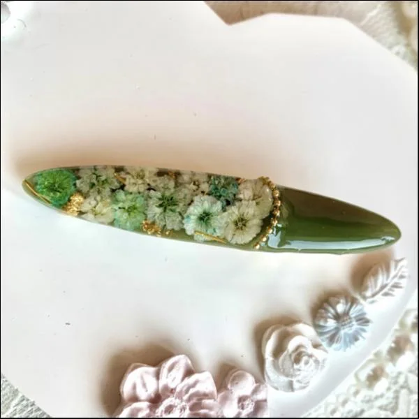 かすみ草たっぷりヘアクリップ(カーキ)