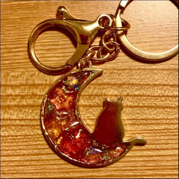 宇宙のきらめきキラキラお星さまキーホルダー《月と猫》