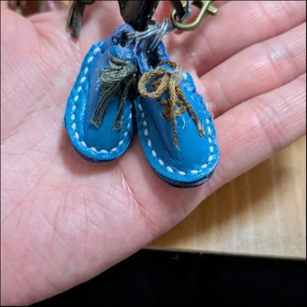 革のミニチュアチャーム