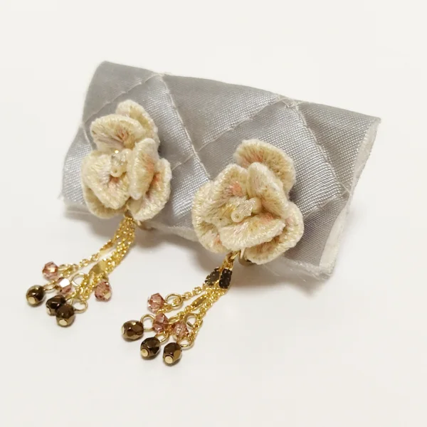 立体刺繍のイヤリング