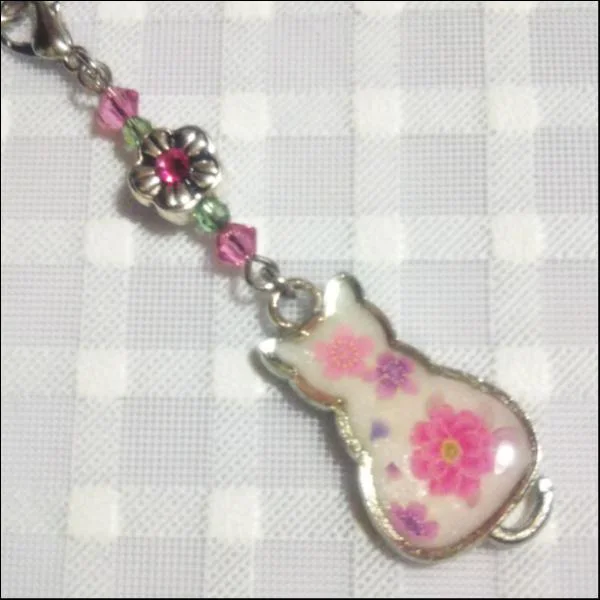 猫レジンストラップ(和風花柄/ホワイト)/スワロフスキー