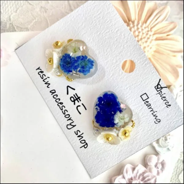 お花とビジューのピアス(ブルー)