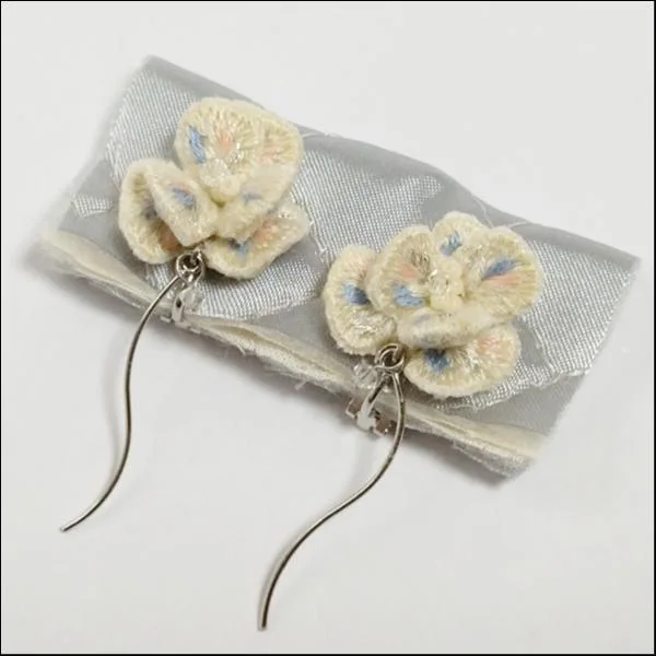 立体刺繍のイヤリング