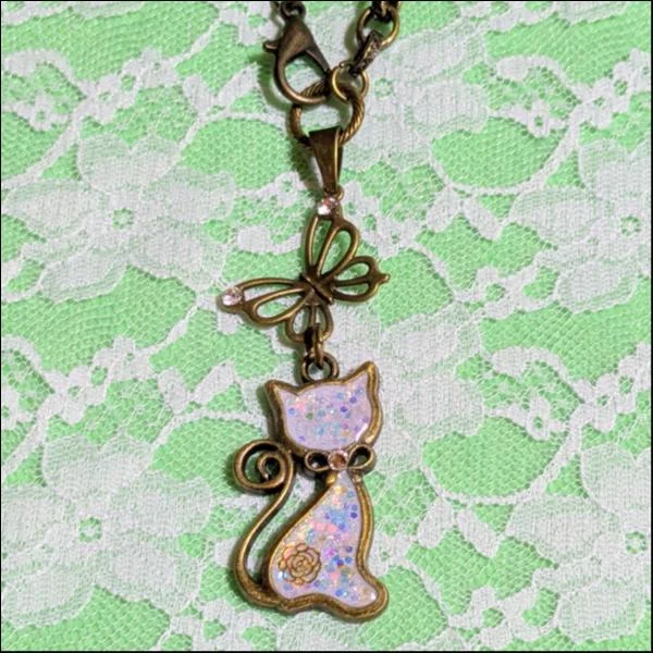 バッグチャーム【猫&蝶】ラメホワイト/金古美
