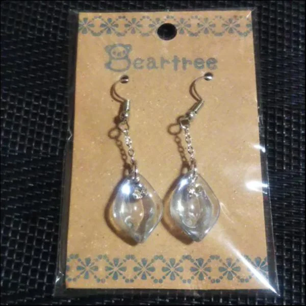 ガラス製花びらピアス