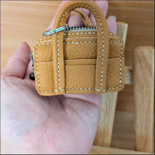 革のミニチュアバッグのチャーム