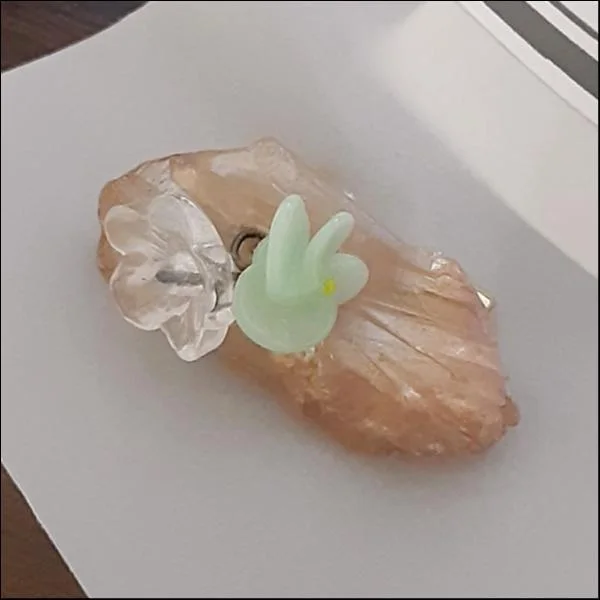 石割草ブローチ2