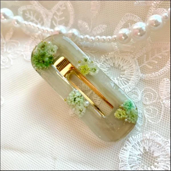 かすみ草のヘアクリップ(カーキ)四角