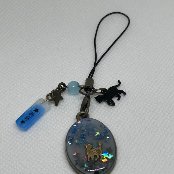 星をながめる猫のストラップ〈金古美〉