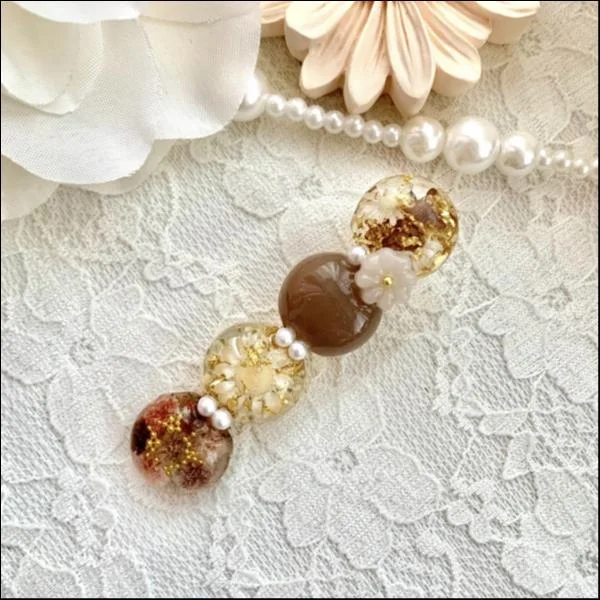 お花のまん丸ヘアクリップ(ブラウン)
