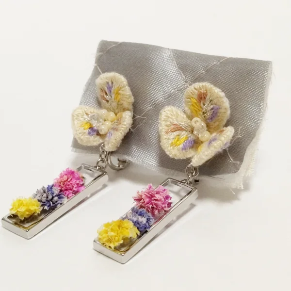 立体刺繍のイヤリング