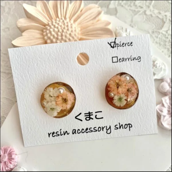 かすみ草の小粒ピアス(アプリコット)