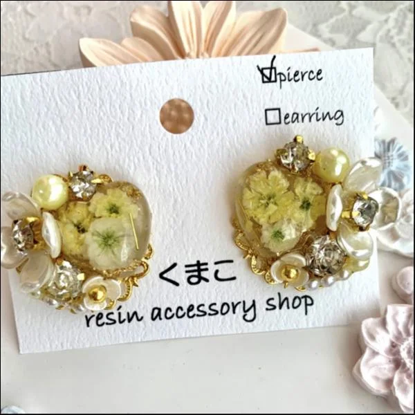 お花とビジューのピアス(イエロー)