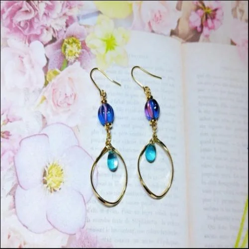ブルーのカボチャビーズと金フープのピアス