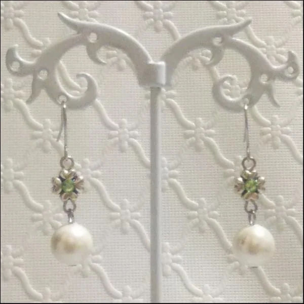 貝パールピアス(クローバー/ホワイト)/スワロフスキー