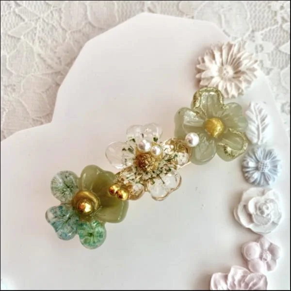 お花の形のバレッタ(カーキ)