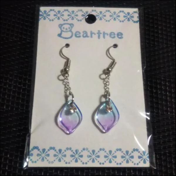 ガラス製花びらピアス