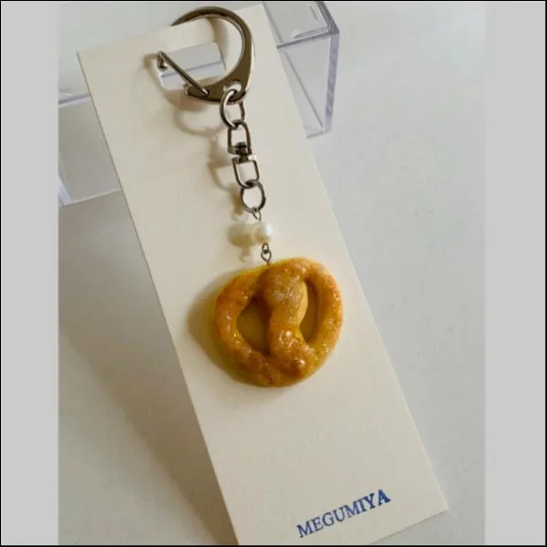 パール付きプレッツェルキーホルダー