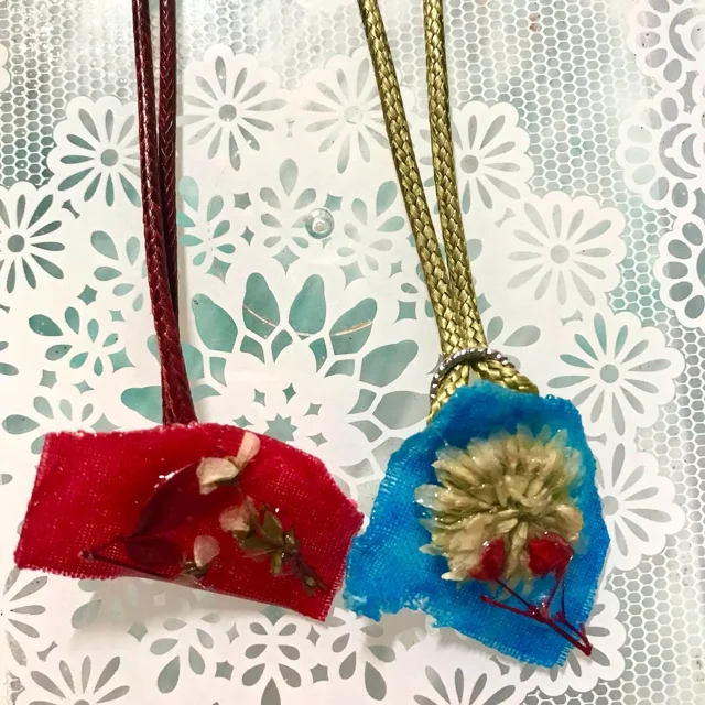 お花とビビットなカラーの布地で