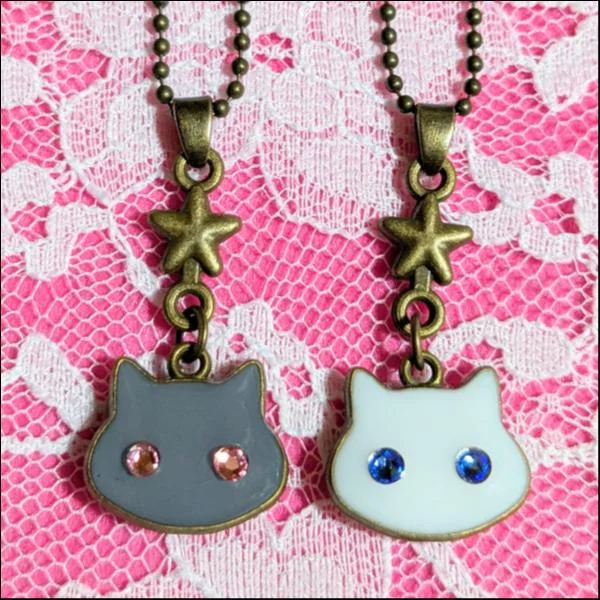 猫レジンボールチェーンキーホルダー2個セット/灰猫&白猫(金古美)