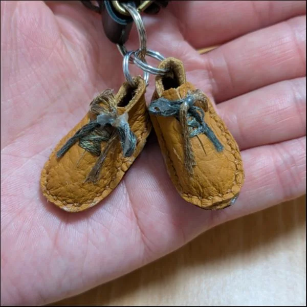 革のミニチュアチャーム