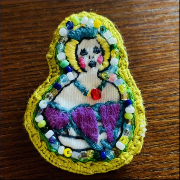 ぶさかわ刺繍ブローチ【マリーアントワネット】