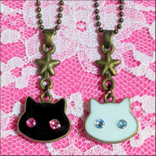猫レジンボールチェーンキーホルダー2個セット/黒猫&白猫(金古美)