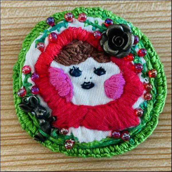 ぶさかわ刺繍ブローチ【赤ずきんちゃん】