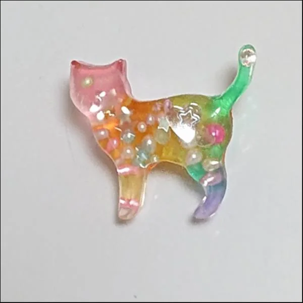 カラフルにゃんこブローチ