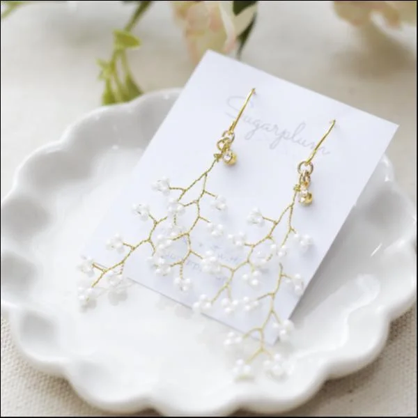 白い小花の小枝ピアス