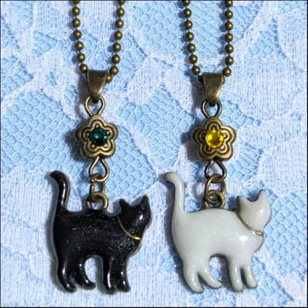 猫レジンボールチェーンキーホルダー2個セット(パールタイプ/金古美)/スワロフスキー