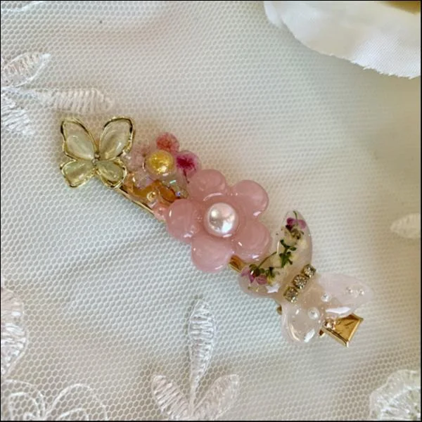 お花と蝶々のチャームのヘアクリップ(ピンク)