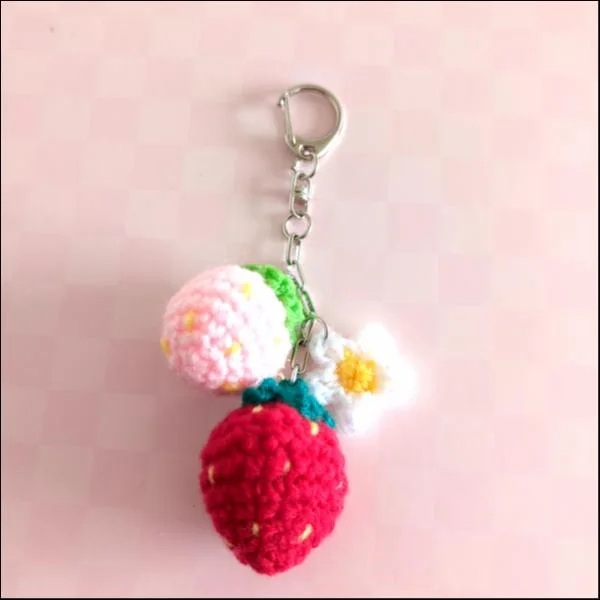 ゆらゆら揺れるいちごキーホルダー