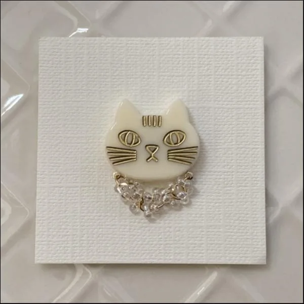 おめかしねこのマグネットブローチ（オフホワイト）