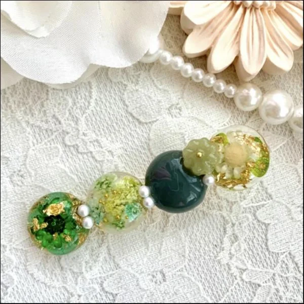 お花のまん丸ヘアクリップ(深緑)